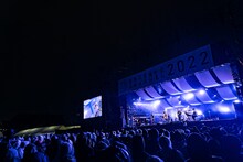 「京都音楽博覧会2022 in 梅小路公園」よりくるりのステージの様子。（撮影：井上嘉和）