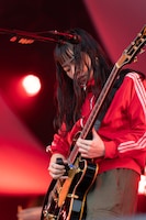 宮崎朝子（G, Vo / SHISHAMO）（撮影：井上嘉和）