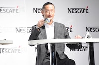 沖縄で栽培されたコーヒーを飲んだ松岡昌宏（TOKIO）。