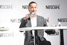 沖縄で栽培されたコーヒーを飲んだ松岡昌宏（TOKIO）。