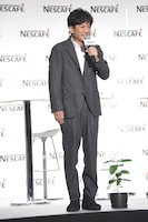 コーヒーの苗木と国分太一（TOKIO）。