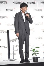 コーヒーの苗木と国分太一（TOKIO）。