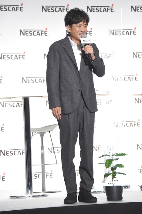 コーヒーの苗木と国分太一（TOKIO）。