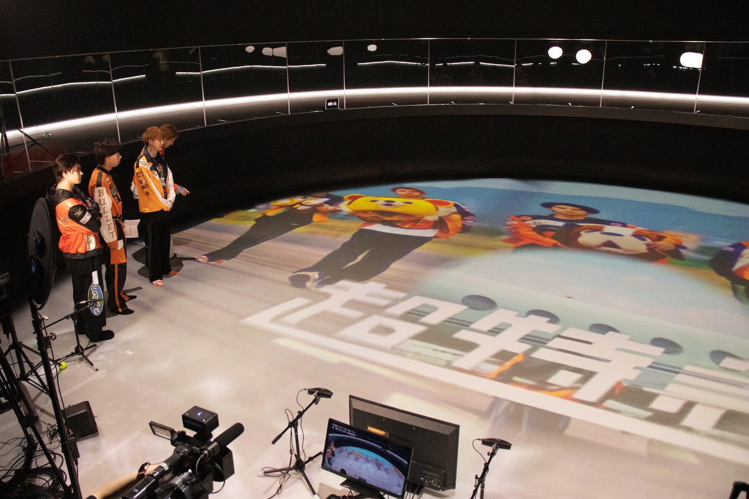 新たに公開されたミュージックビデオ「宇宙ドライブ-ZERO G ver.-」を観るメンバー。