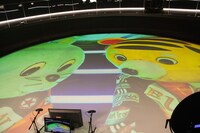 スクリーンに映し出される「宇宙ドライブ-ZERO G ver.-」。