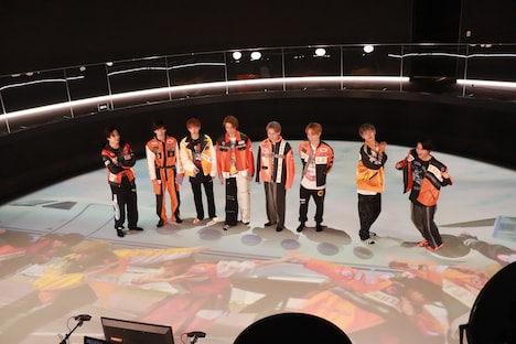 超特急のYouTube生配信の様子。