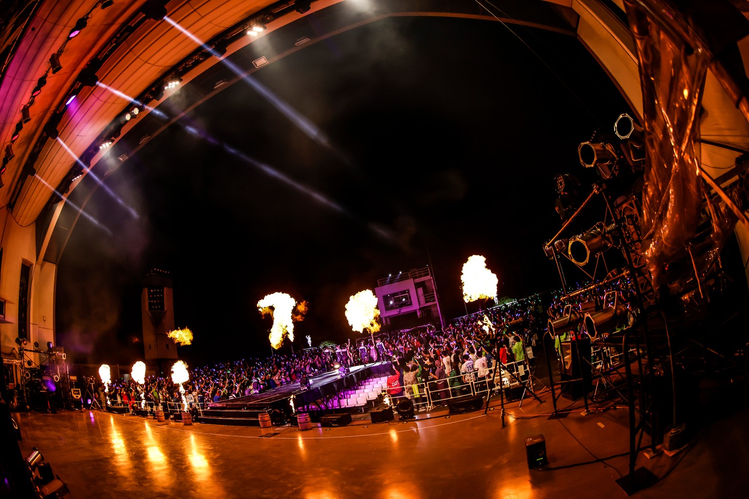 「SHACHI SUMMER～破茶滅茶！夏のサバイバル～」の様子。