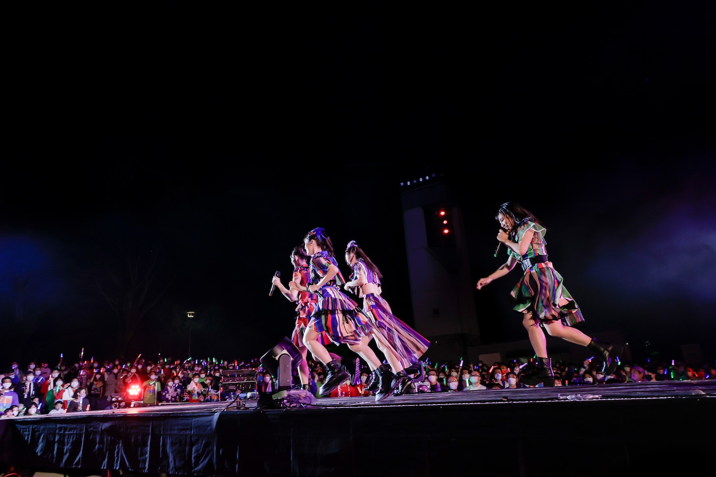 花道を走るTEAM SHACHI。