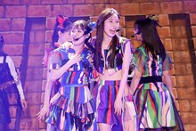 左から咲良菜緒と大黒柚姫。