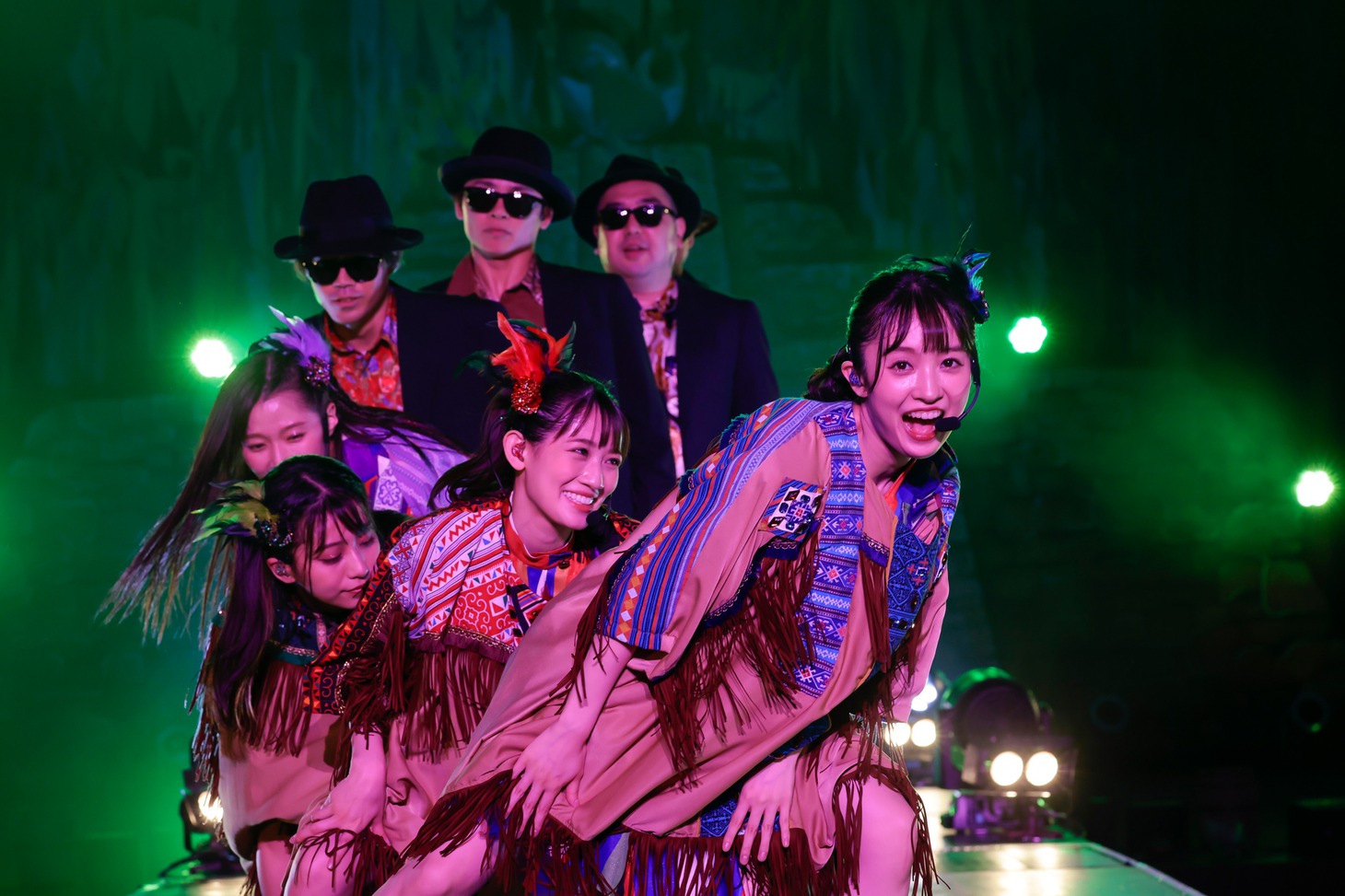 “はちゃめちゃダンサーズ”と一緒にダンスパフォーマンスを披露するTEAM SHACHI。