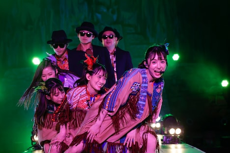 “はちゃめちゃダンサーズ”と一緒にダンスパフォーマンスを披露するTEAM SHACHI。