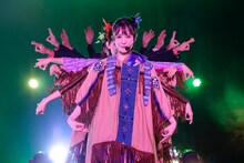 “はちゃめちゃダンサーズ”と一緒にダンスパフォーマンスを披露するTEAM SHACHI。