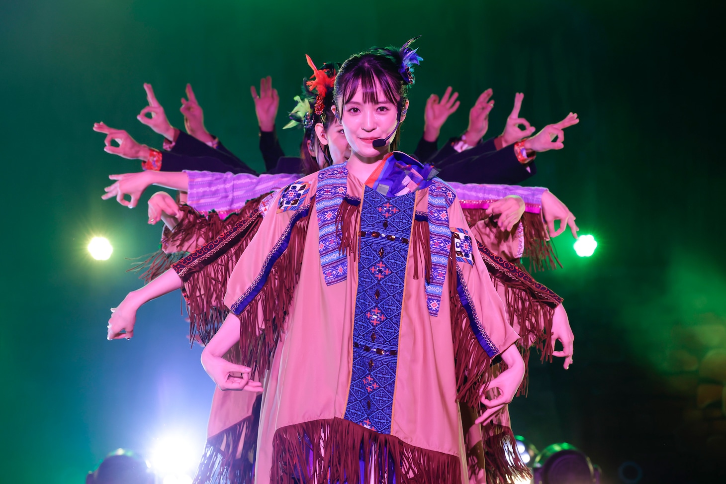 “はちゃめちゃダンサーズ”と一緒にダンスパフォーマンスを披露するTEAM SHACHI。