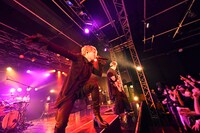fuzzy knot「fuzzy knot Tour 2022 ～BLACK SWAN～」新宿BLAZE公演の模様。（撮影：江隈麗志）