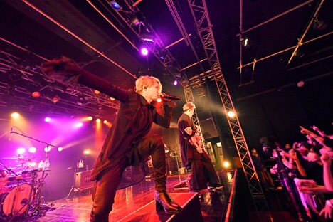 fuzzy knot「fuzzy knot Tour 2022 ~BLACK SWAN~」新宿BLAZE公演の模様。(撮影:江隈麗志)