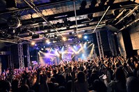 fuzzy knot「fuzzy knot Tour 2022 ～BLACK SWAN～」新宿BLAZE公演の模様。（撮影：江隈麗志）