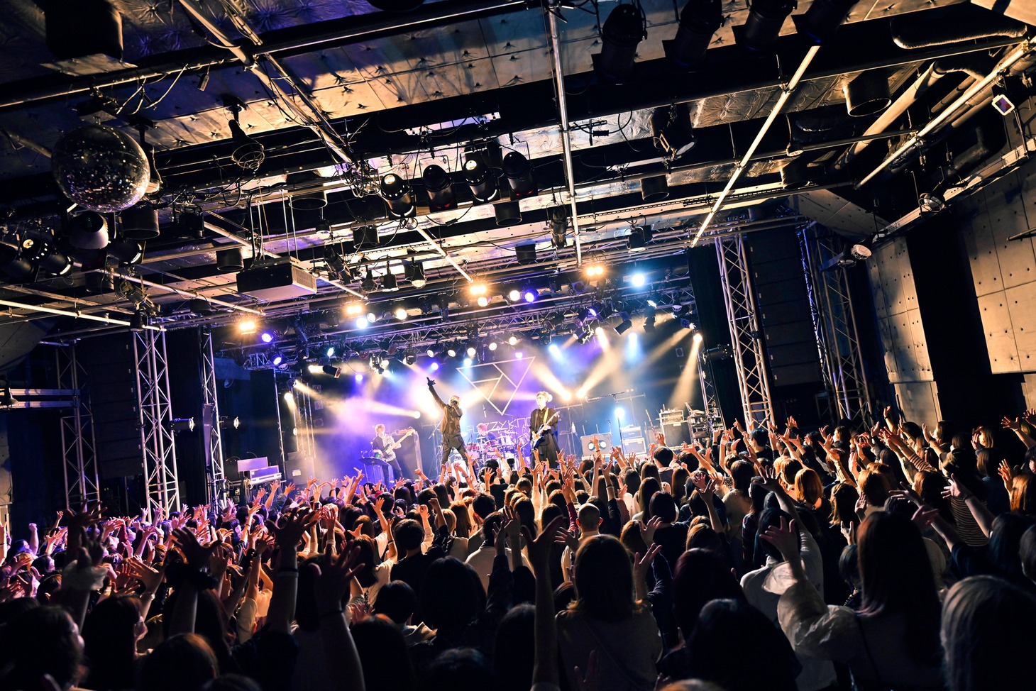 fuzzy knot「fuzzy knot Tour 2022 ～BLACK SWAN～」新宿BLAZE公演の模様。（撮影：江隈麗志）