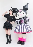 笑顔で寄り添うシュファとクロミ。