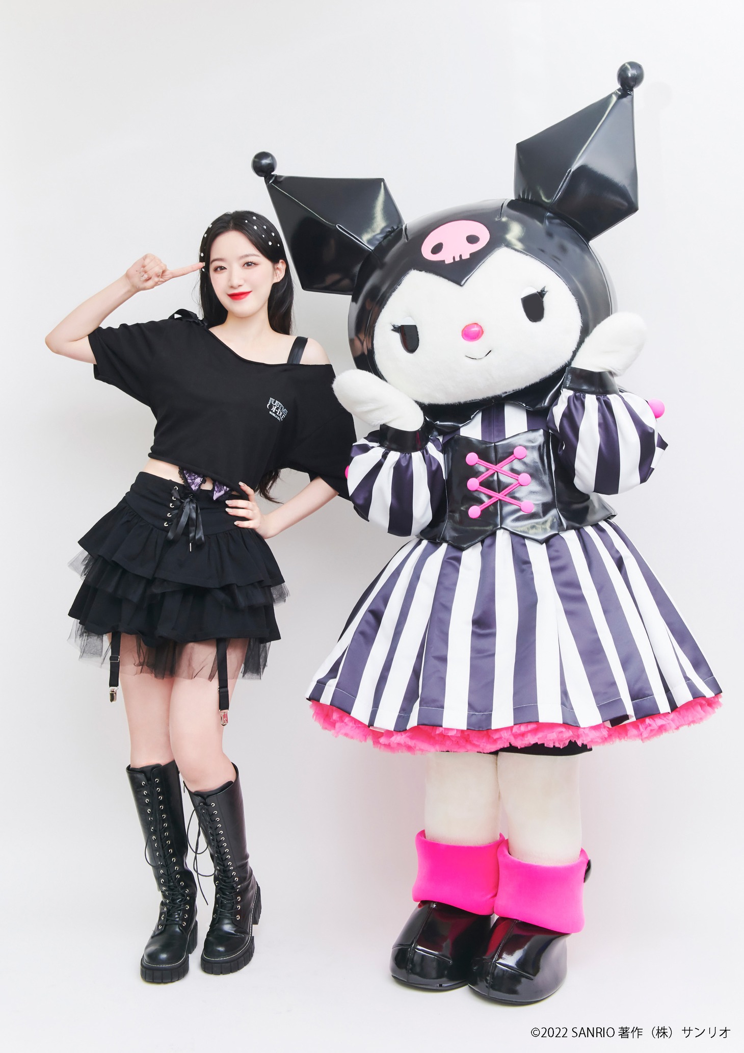 笑顔で寄り添うシュファとクロミ。