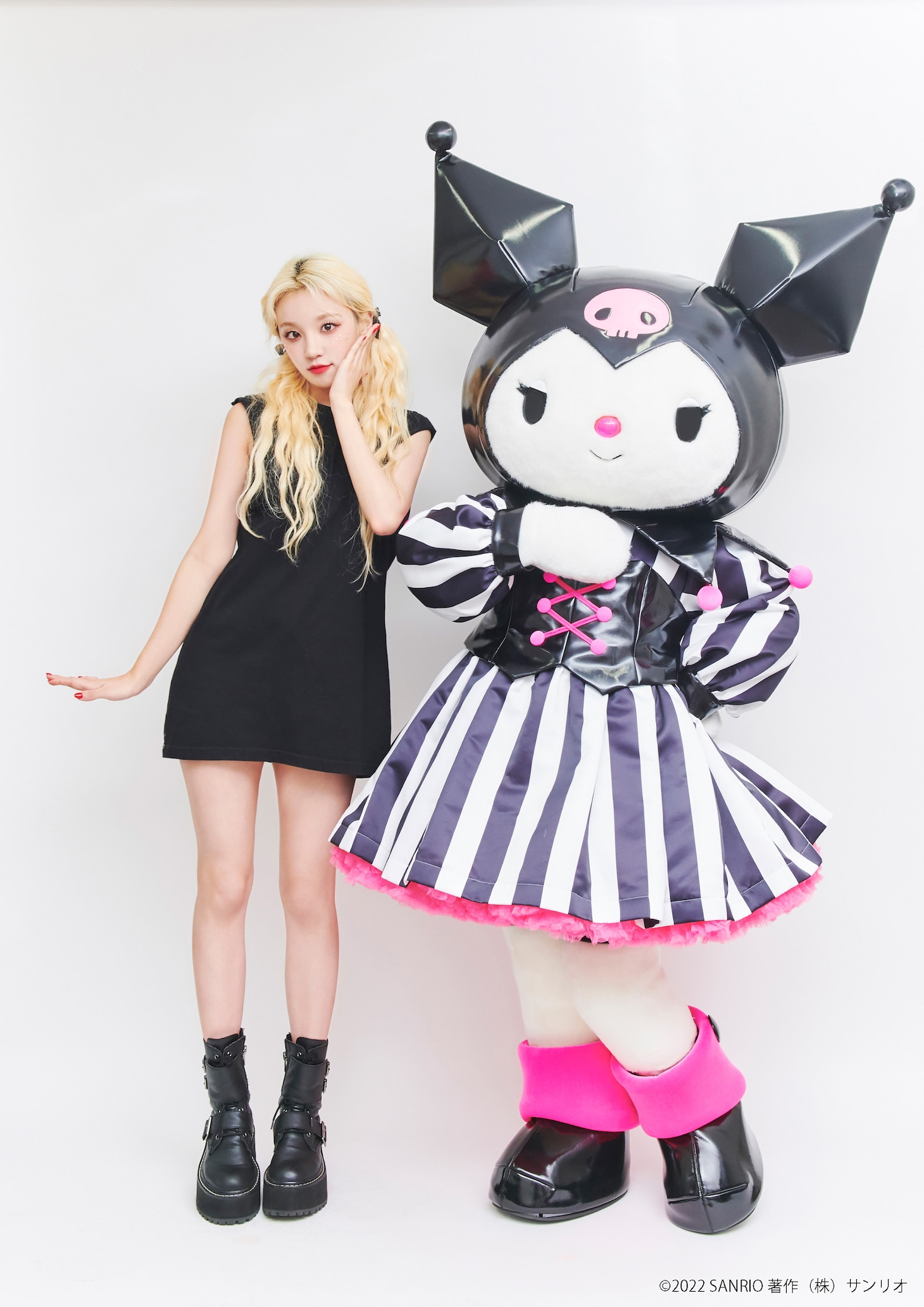 ポーズを決めるウギとクロミ。