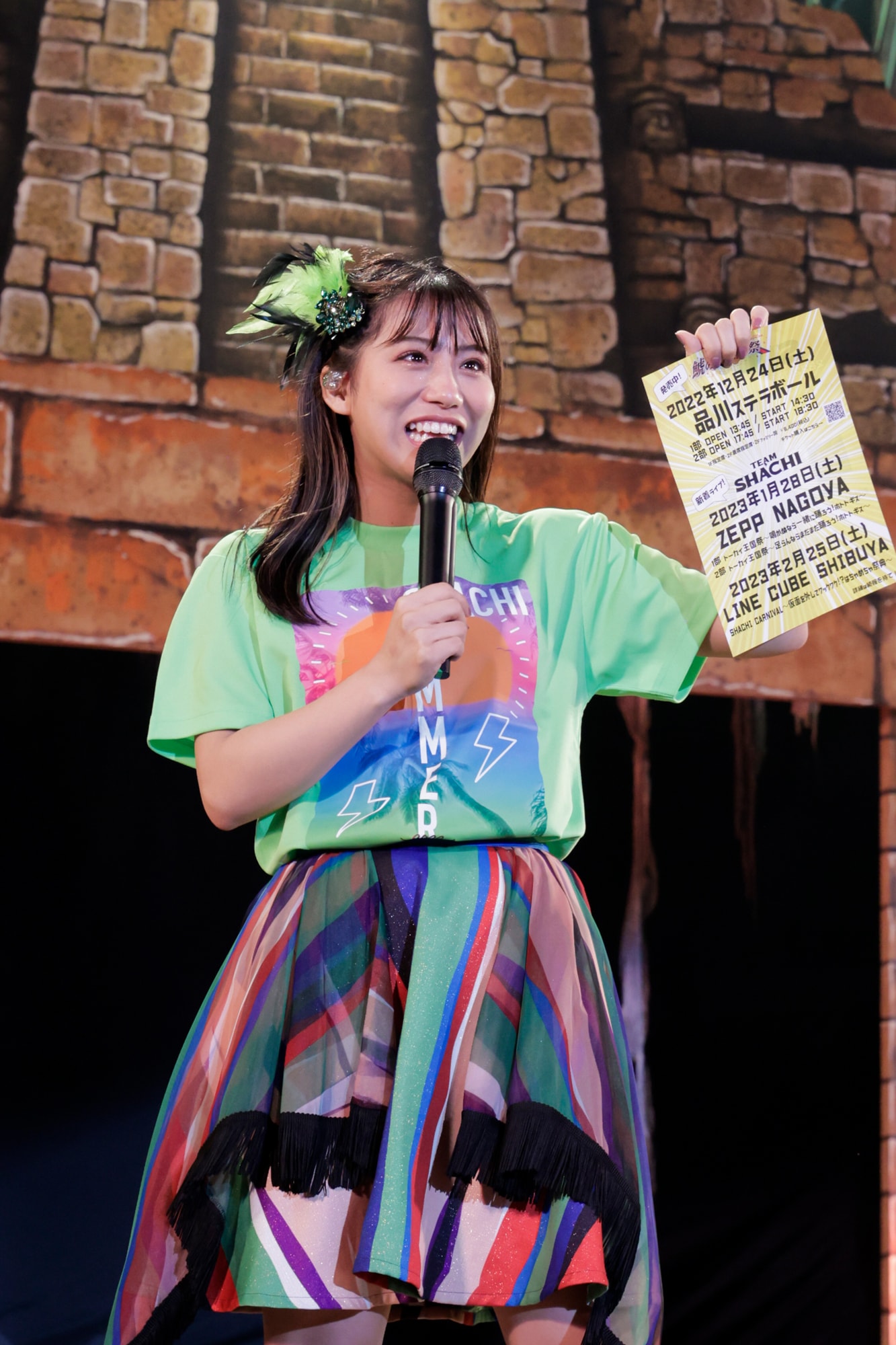 ライブのフライヤーを持つ坂本遥奈。 [画像ギャラリー 58/61] - 音楽