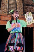 ライブのフライヤーを持つ坂本遥奈。