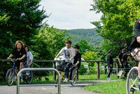 「BRAND-NEW BAND STORY」合宿2日目の自転車レースの模様。