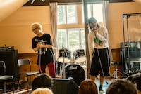 カラオケ大会の様子。