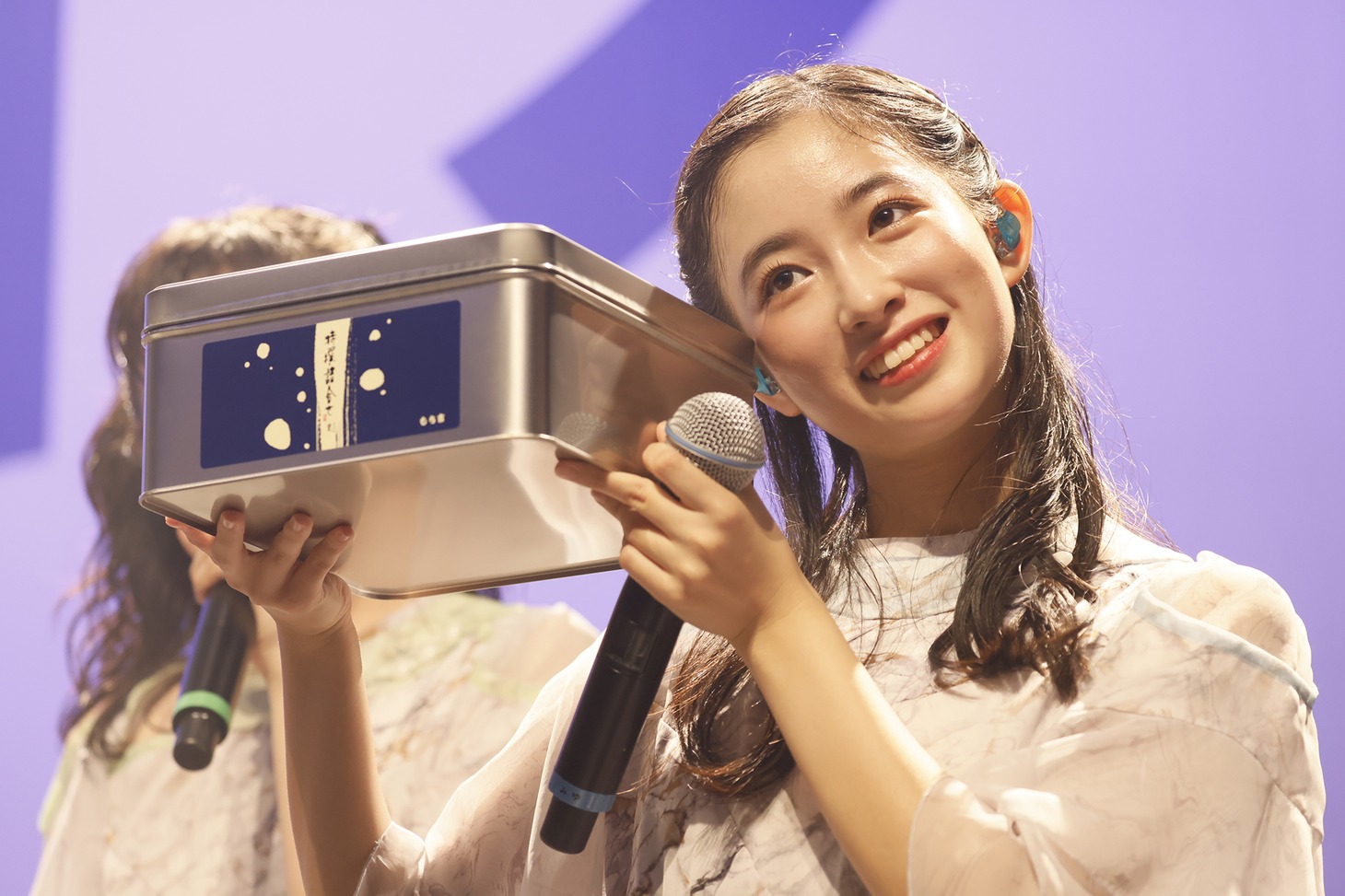 もち吉のおせんべいを持つ柳美舞（ばってん少女隊）。
