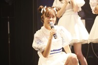 真剣な表情でクイズの答えを考える葉月結菜（いぎなり東北産）。