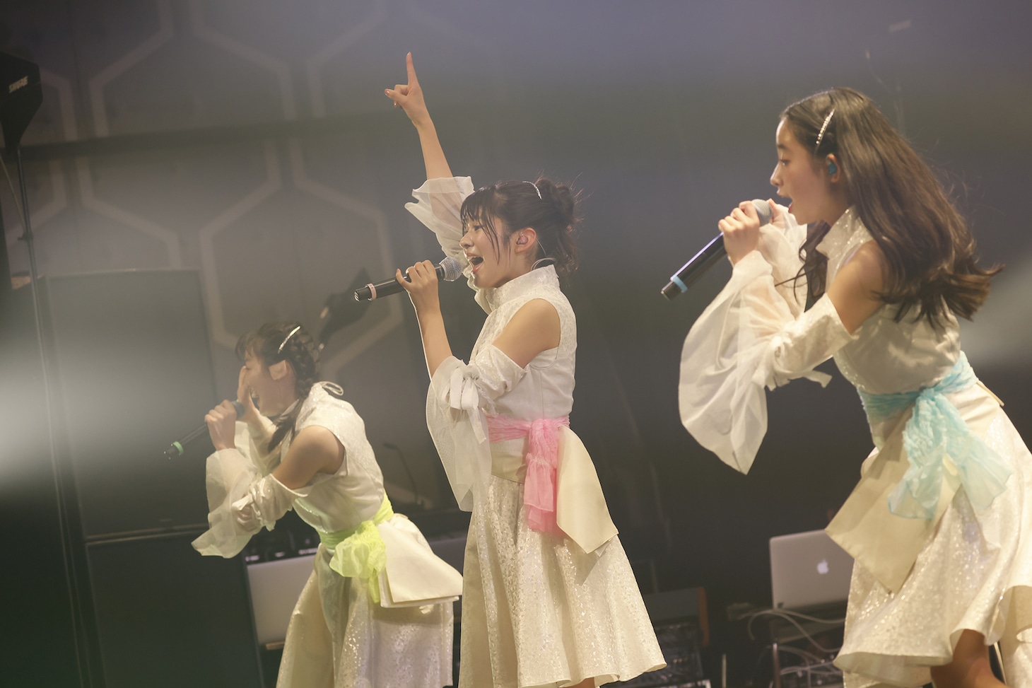 左からばってん少女隊の希山愛、蒼井りるあ、柳美舞。