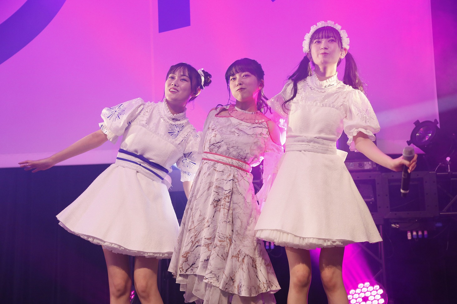 左から葉月結菜（いぎなり東北産）、上田理子（ばってん少女隊）、律月ひかる（いぎなり東北産）。