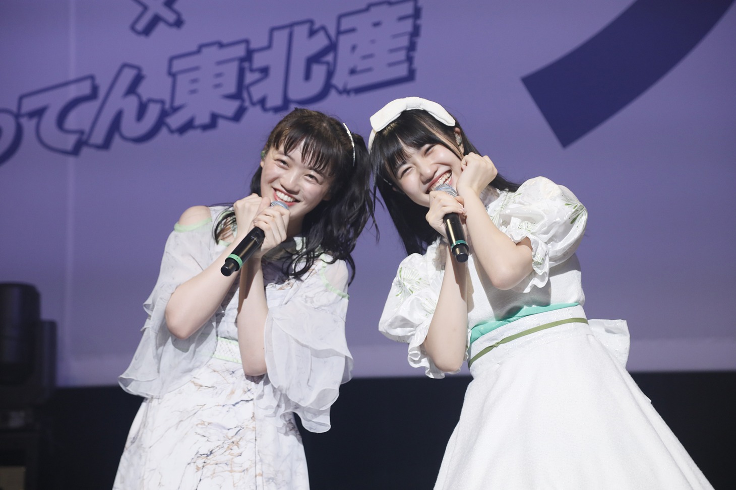 カメラに向かって「すいとーよ」と声をそろえる希山愛（ばってん少女隊）と吉瀬真珠（いぎなり東北産）。