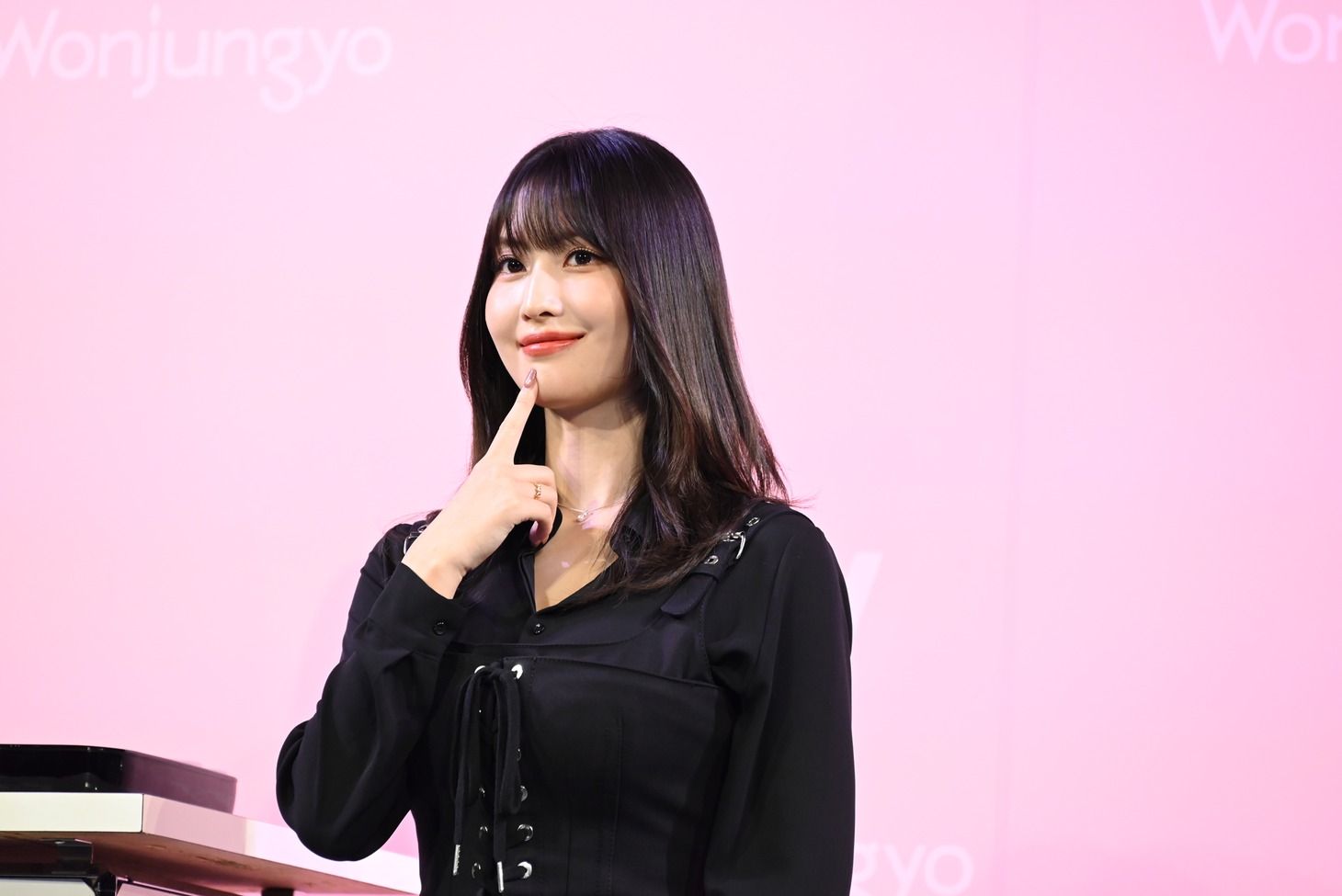 リップカラーをアピールするモモ（TWICE）。