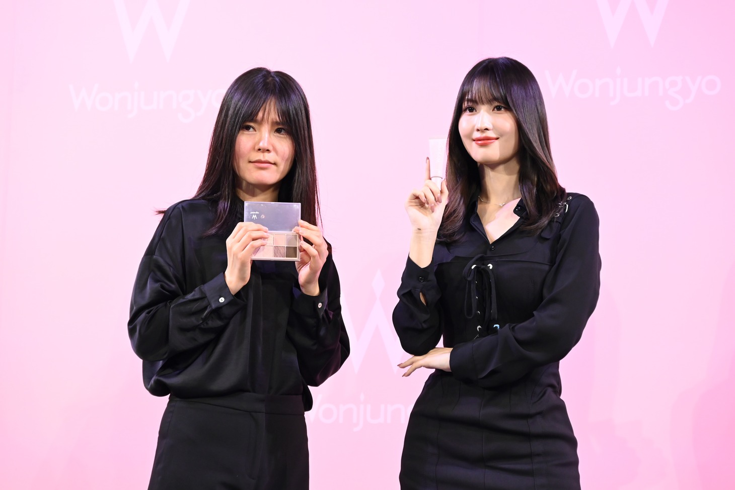 左からウォン・ジョンヨ、モモ（TWICE）。