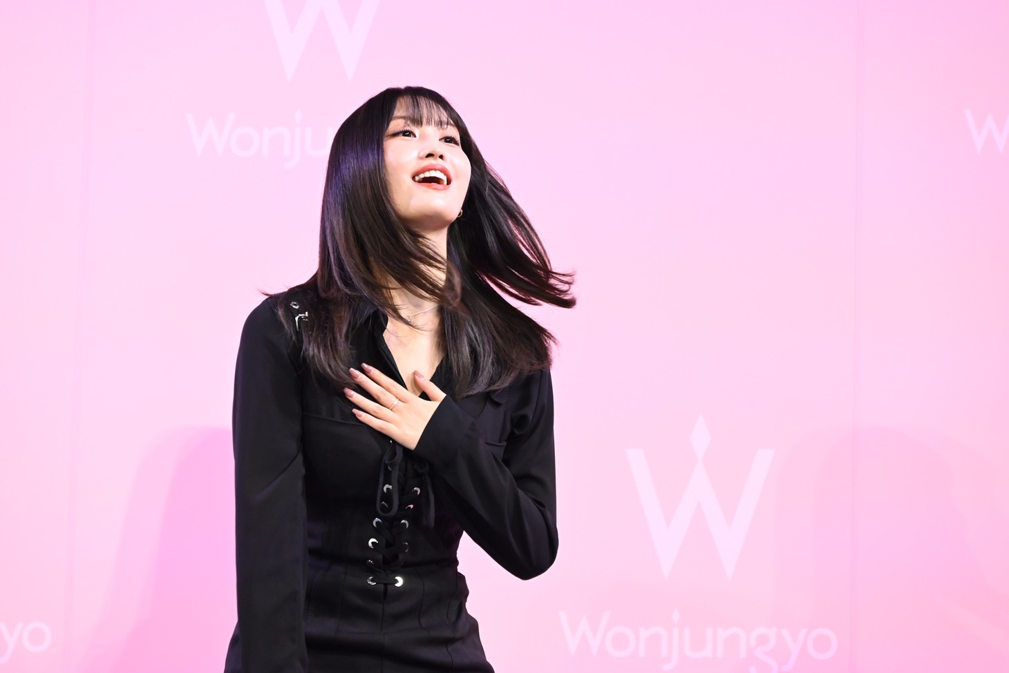 お辞儀をするモモ（TWICE）。