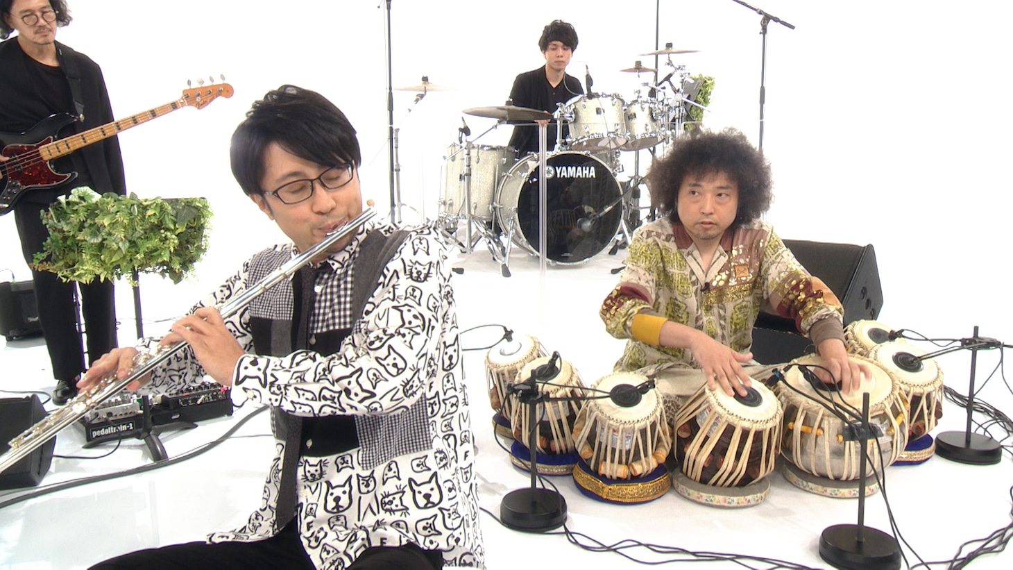 手前左から多久潤一朗、U-zhaan、奥左から竹下欣伸、山本真央樹。(c)テレビ朝日