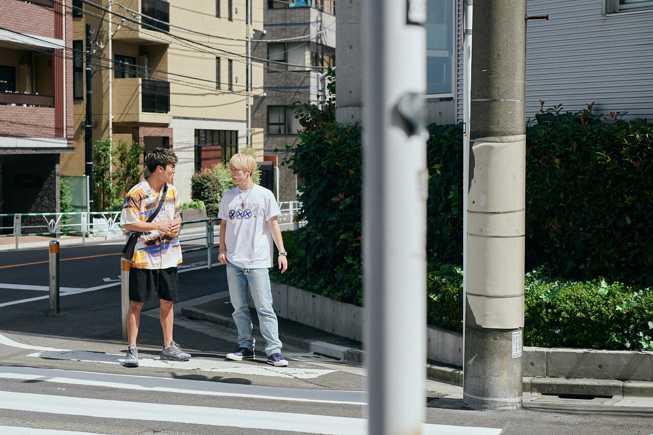 バッグを持ったRIKUさんと手ぶらの藤原樹さん。