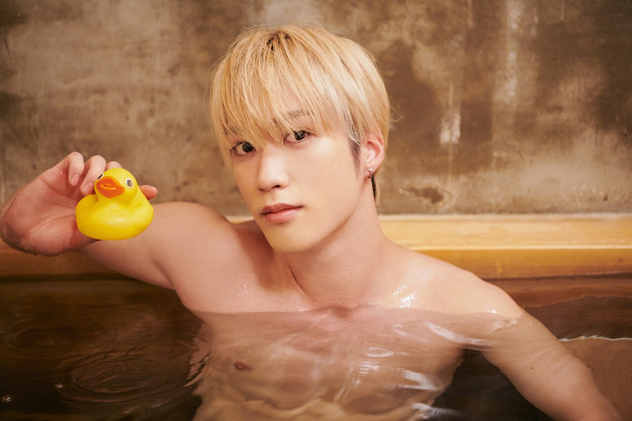 ハイトーンヘアと色白の素肌がまぶしい藤原樹さん。