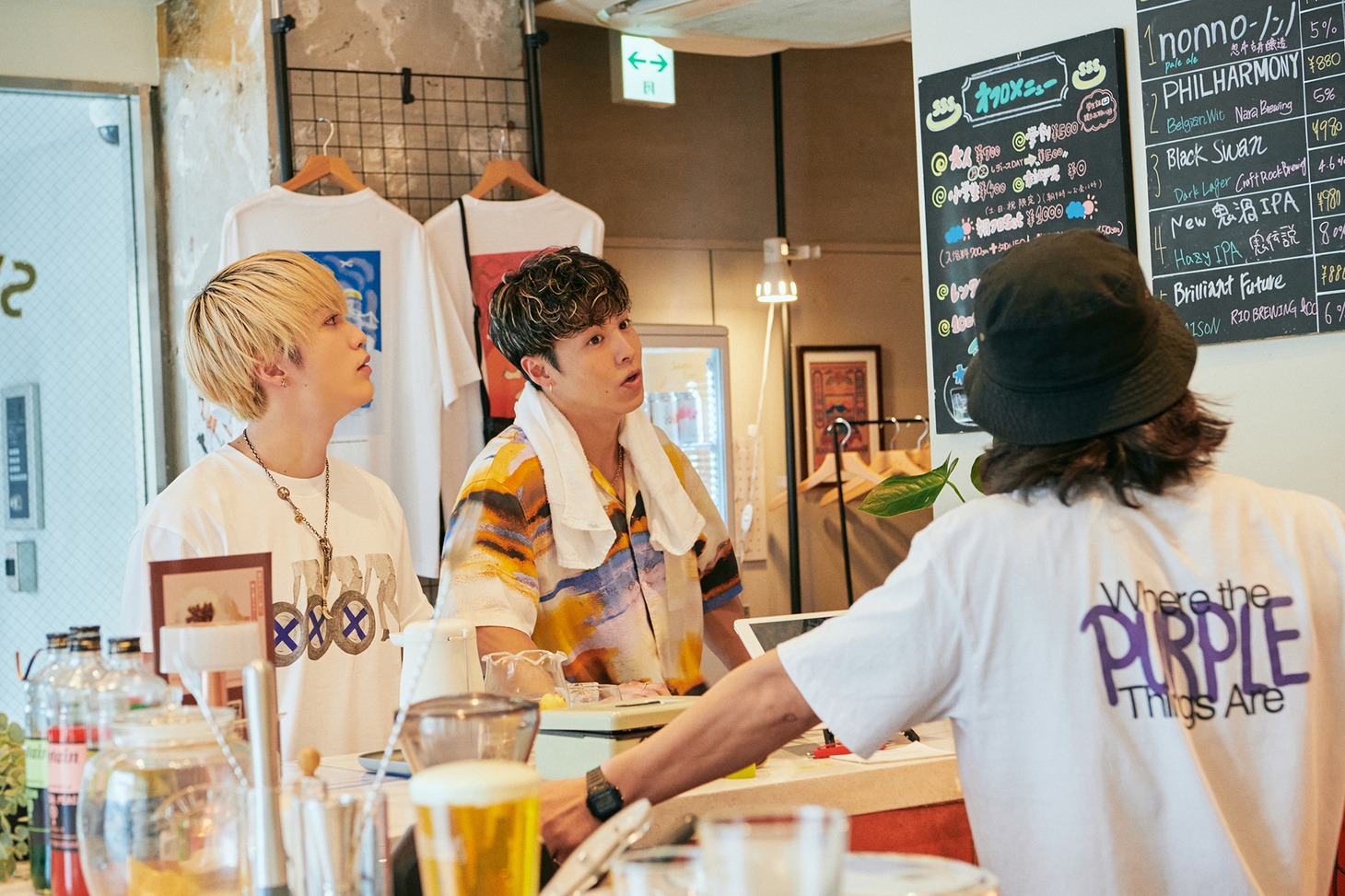 BathHaus自慢のクラフトビールは常時5種類をラインナップ。好みを伝えて1杯目をチョイス。