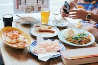 藤原樹さんはチキンカレー、RIKUさんはガパオライスをチョイス。