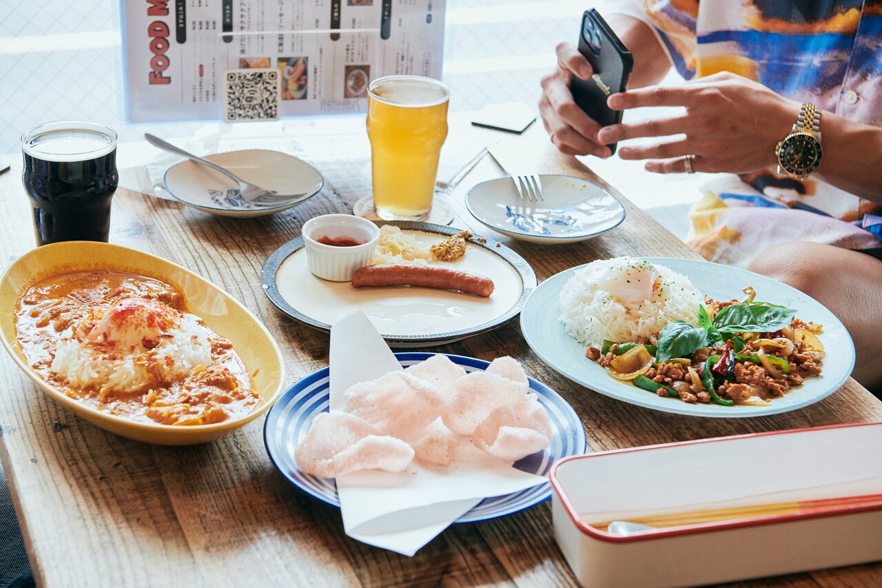 藤原樹さんはチキンカレー、RIKUさんはガパオライスをチョイス。