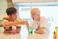 なぜかチェリーのヘタを藤原樹さんに渡そうとするRIKUさん。