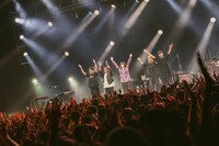 「石崎ひゅーい 10th Anniversary TOUR 『、&』（てんあんど）」の様子。（撮影：鈴木友莉）