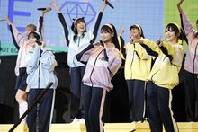 左から冨田菜々風（≠ME）、高松瞳（＝LOVE）、江角怜音（≒JOY）。