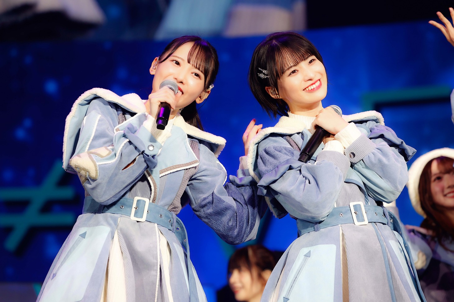 左から鈴木瞳美、冨田菜々風。(c)YOANI / KING RECORDS