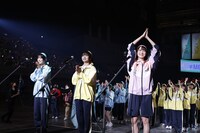 選手宣誓する冨田菜々風（≠ME）、江角怜音（≒JOY）、野口衣織（＝LOVE）。