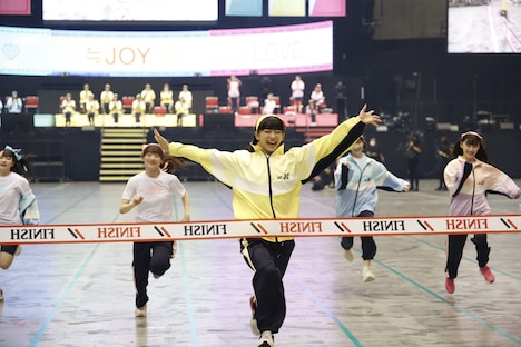 40m走にてぶっちぎりでゴールする大信田美月(≒JOY)。