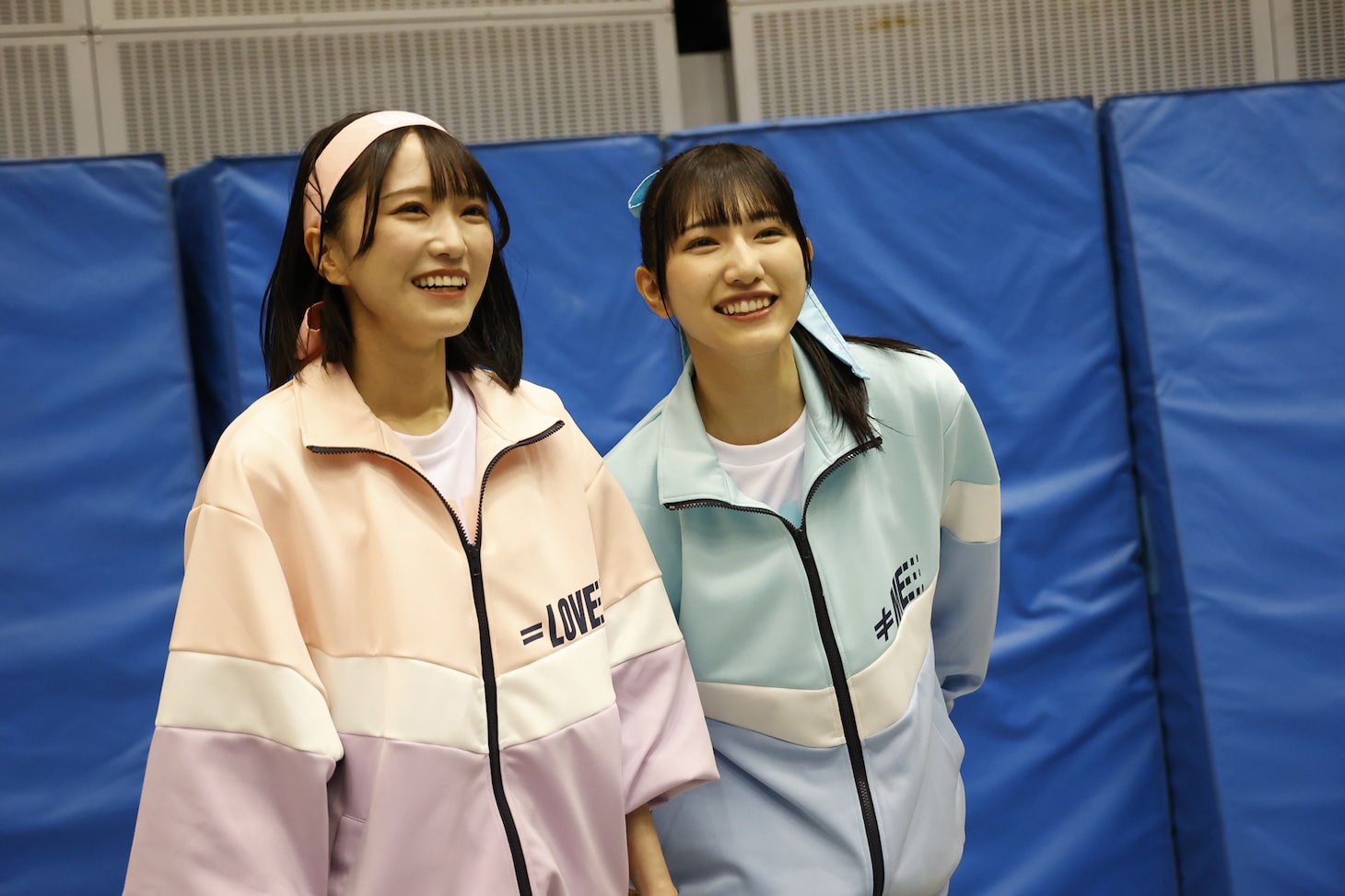 左から野口衣織（＝LOVE）、蟹沢萌子（≠ME）。