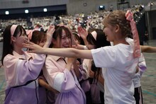 励まし合う＝LOVEチーム。